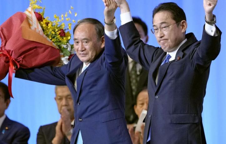 Fumio Kishida (R) succeeds Yoshihide Suga (L) as Japan’s new prime minister | Photo via eminetra.com