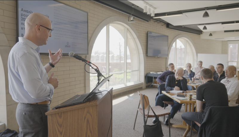 Keith Gehring speaks to a group of Ukrainian mayors.